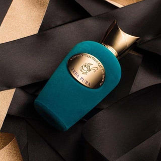Frasco del perfume Sospiro Erba Pura, cubierto de terciopelo turquesa, con un elegante diseño y detalles dorados en la tapa y la placa del logo, colocado sobre un fondo de cintas