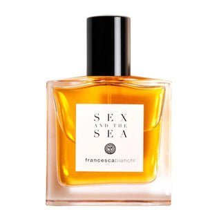 Botella elegante de Sex and the Sea de Francesca Bianchi, con un diseño en tonos ámbar y un tapón negro.