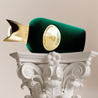 Botella sofisticada de Vibrato by Sospiro, con un diseño lujoso en tonos dorados y un tapón negro brillante, resaltando la exquisita fragancia de Vibrato by Sospiro.