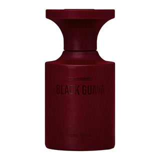 Botella elegante de Black Guava de BORNTOSTANDOUT, con un diseño robusto en tonos burdeos y un acabado extrait de parfum, destacando la audaz fragancia.
