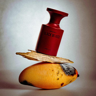Botella sofisticada de Black Mango by BORNTOSTANDOUT, con un diseño oscuro y un tapón dorado brillante, capturada bajo luz suave.