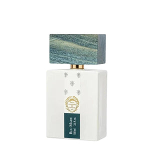 Botella elegante de Blu Mare de Giardini di Toscana, con un diseño blanco y un tapón azul que evoca el mar, destacando su fresca fragancia.