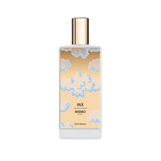 Botella de color dorado con una etiqueta ilustrada con nubes que muestra el nombre de la marca y el perfume.