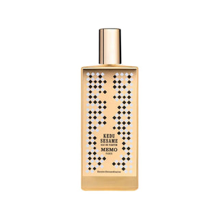 Botella elegante de Kedu Sesame de Memo Paris, con un diseño geométrico en tonos dorados y blancos.