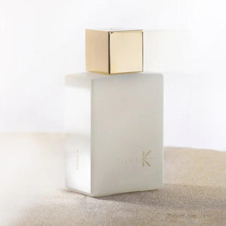 Botella  de Musc K de Ella K, con un diseño blanco puro, un tapón dorado, y un fondo de color blanco resaltando la delicada fragancia.