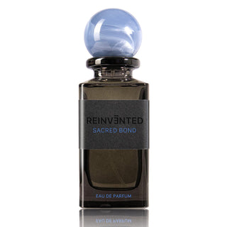 Botella elegante de Sacred Bond Reinvented, con un diseño oscuro y un tapón azul brillante.