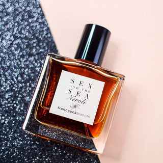 Botella elegante de Sex and the Sea Neroli by Francesca Bianchi, con un diseño en tonos ámbar y un tapón negro.
